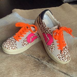 Dolce Vita leopard print sneakers! Size 6